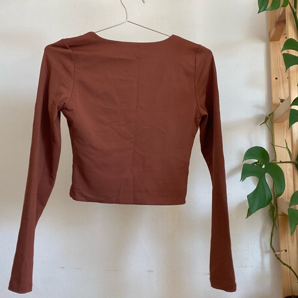 Aritzia Babaton contour v-neck longsleeve - Picture 2 of 3